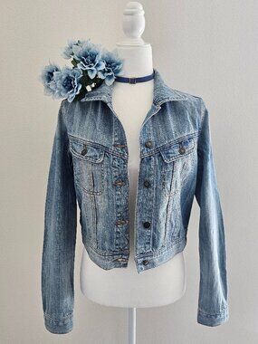 Forever 21 Cropped Light Wash Denim Jacket Size M